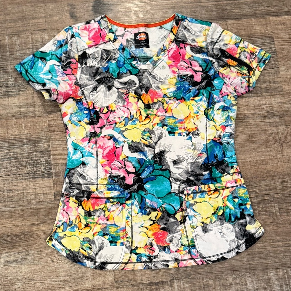 EUC Women’s Dickies Scrub Top - Size Small